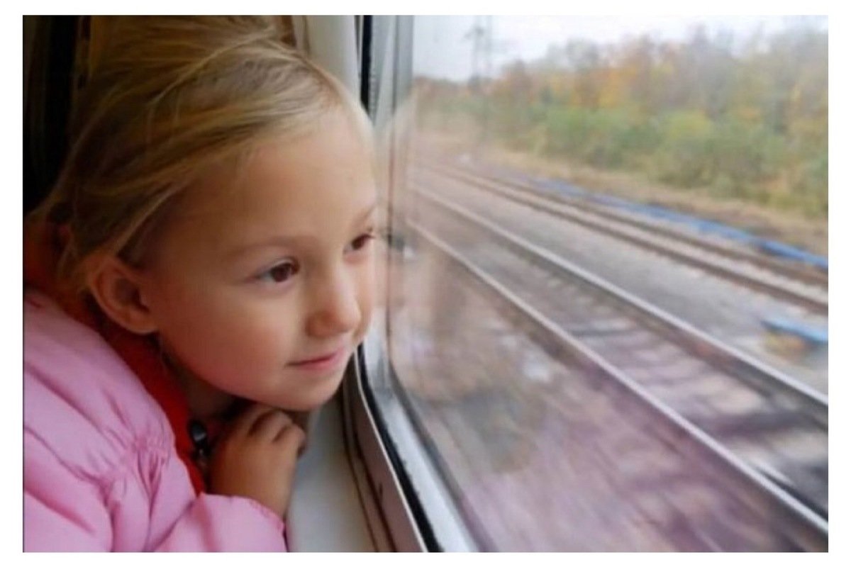 Ребенок едет на поезде с бабушкой. Поезда для детей. Девочки в поезде. Дети в электричке. Путешествие на поезде.
