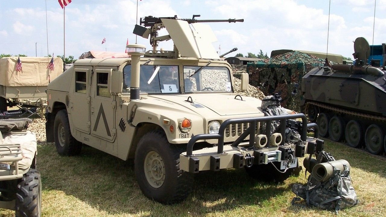 Hummer h1 Humvee с пулеметом. Hummer h1 Army. Хаммер h1 военный с пулеметом. Хамви бронеавтомобиль. Армейские н
