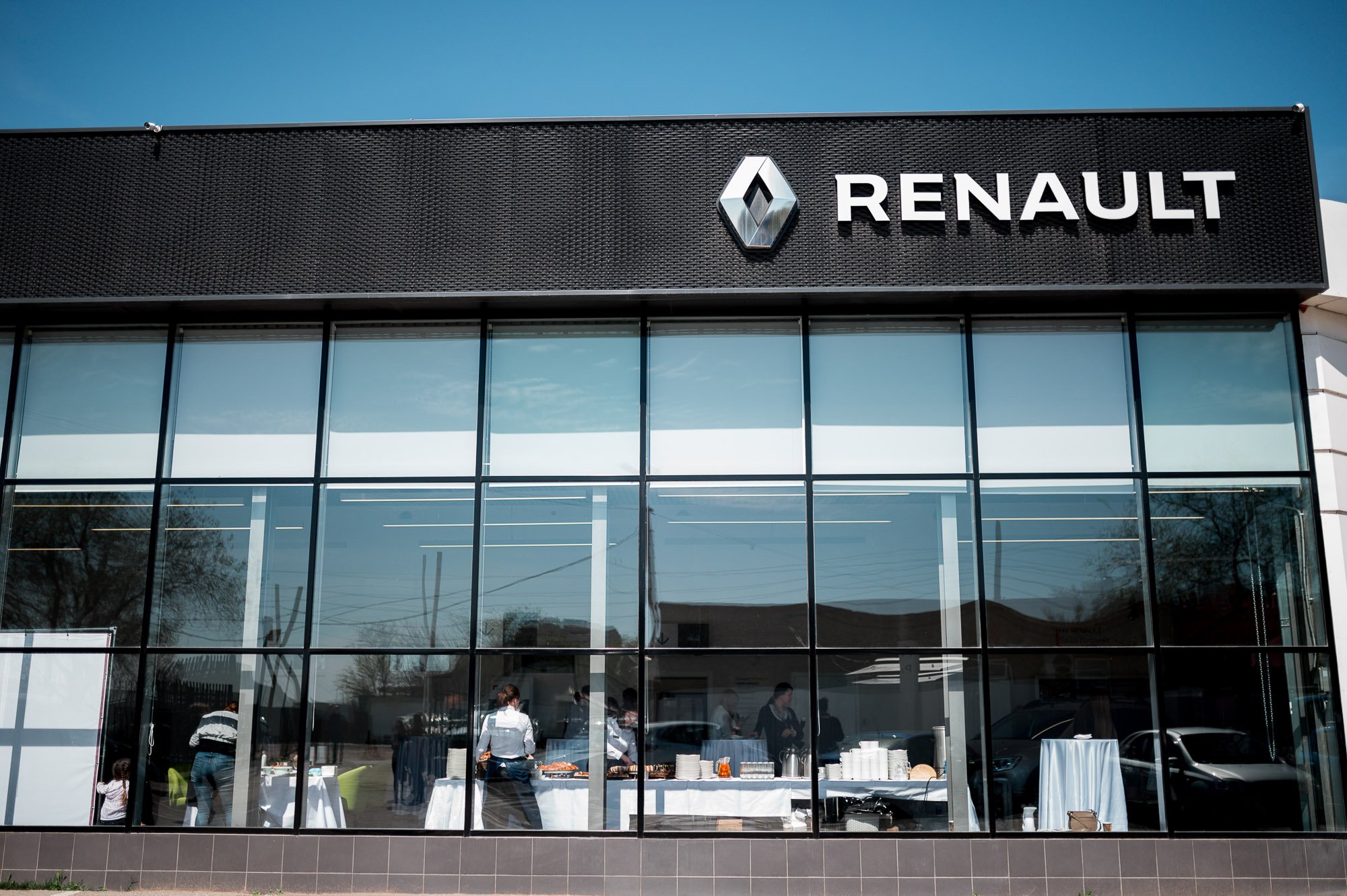 Центры renault. Рено компания. Renault офис. Рено центр. Концерн Рено.