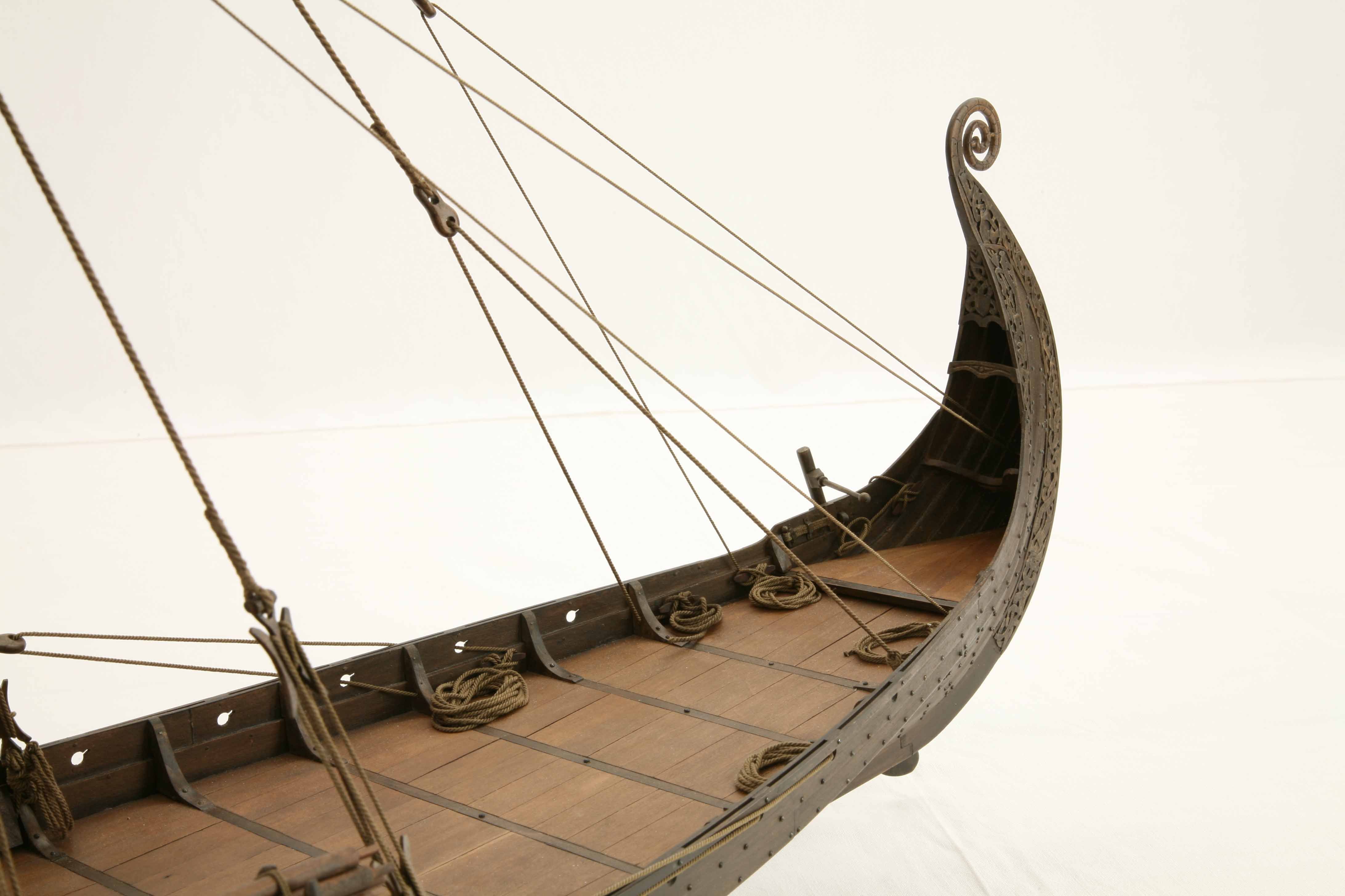 Ладья разбор. Драккар викингов палуба. Дракар викингов модель. Парусный корабль викингов Кнорр. Дракар внутри с викингами.