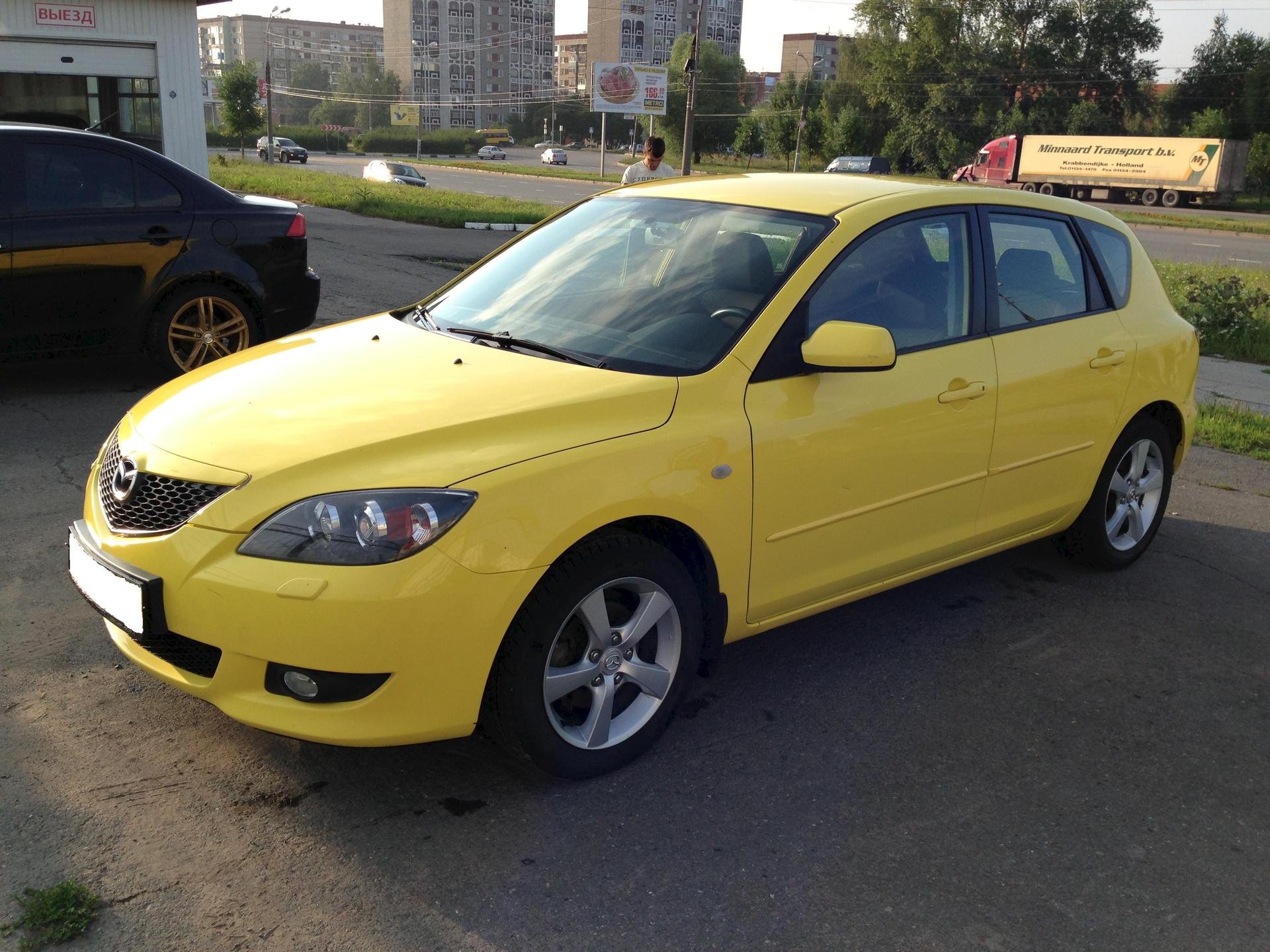 Mazda желтая. Мазда 3 желтая хэтчбек. Желтая Мазда 3 БК. Мазда 3 2004 седан желтый. Желтая Мазда 3 БК хэтчбек.