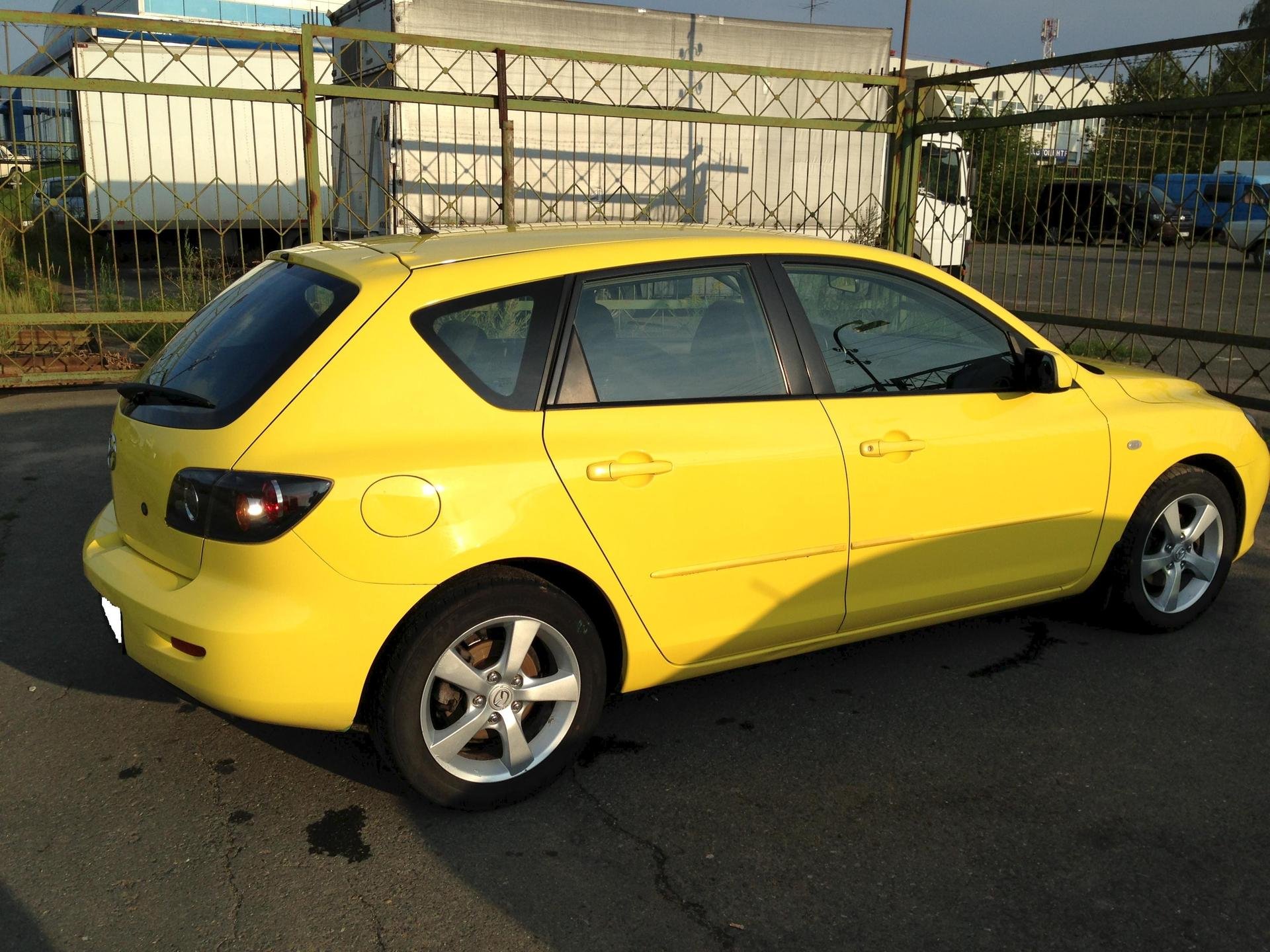 Mazda желтая. Mazda 3 желтая. Желтая Мазда 3 БК. Мазда 3 желтая седан. Желтая Мазда 3 БК хэтчбек.