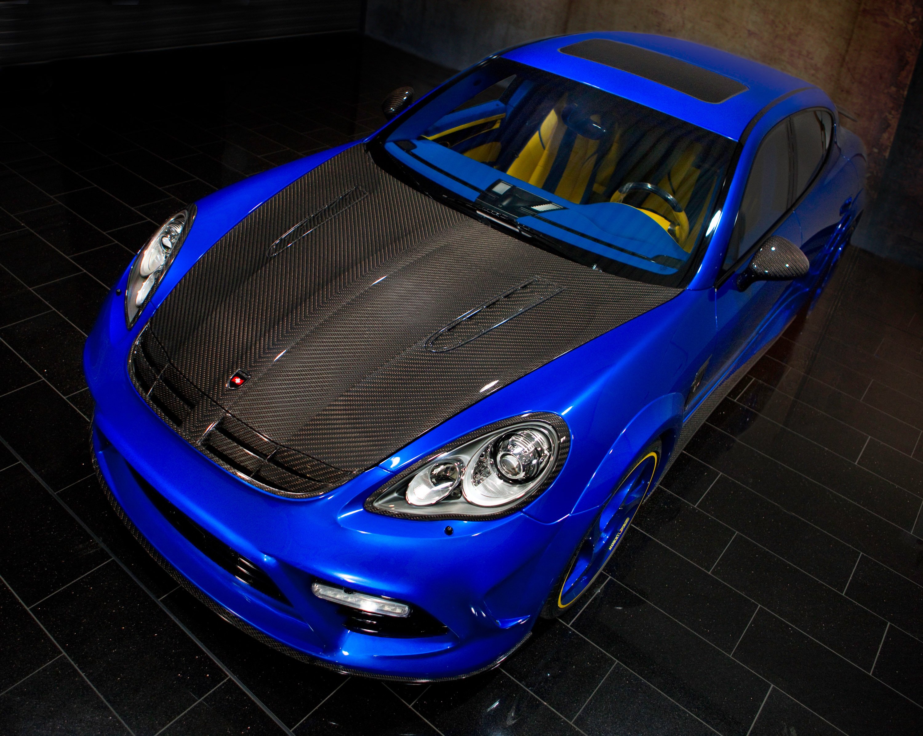 Сочетание цветов машины. Porsche Panamera карбоновый капот. Порше Панамера синий. Автомобиль Порше Панамера голубой. Порше 911 синий.
