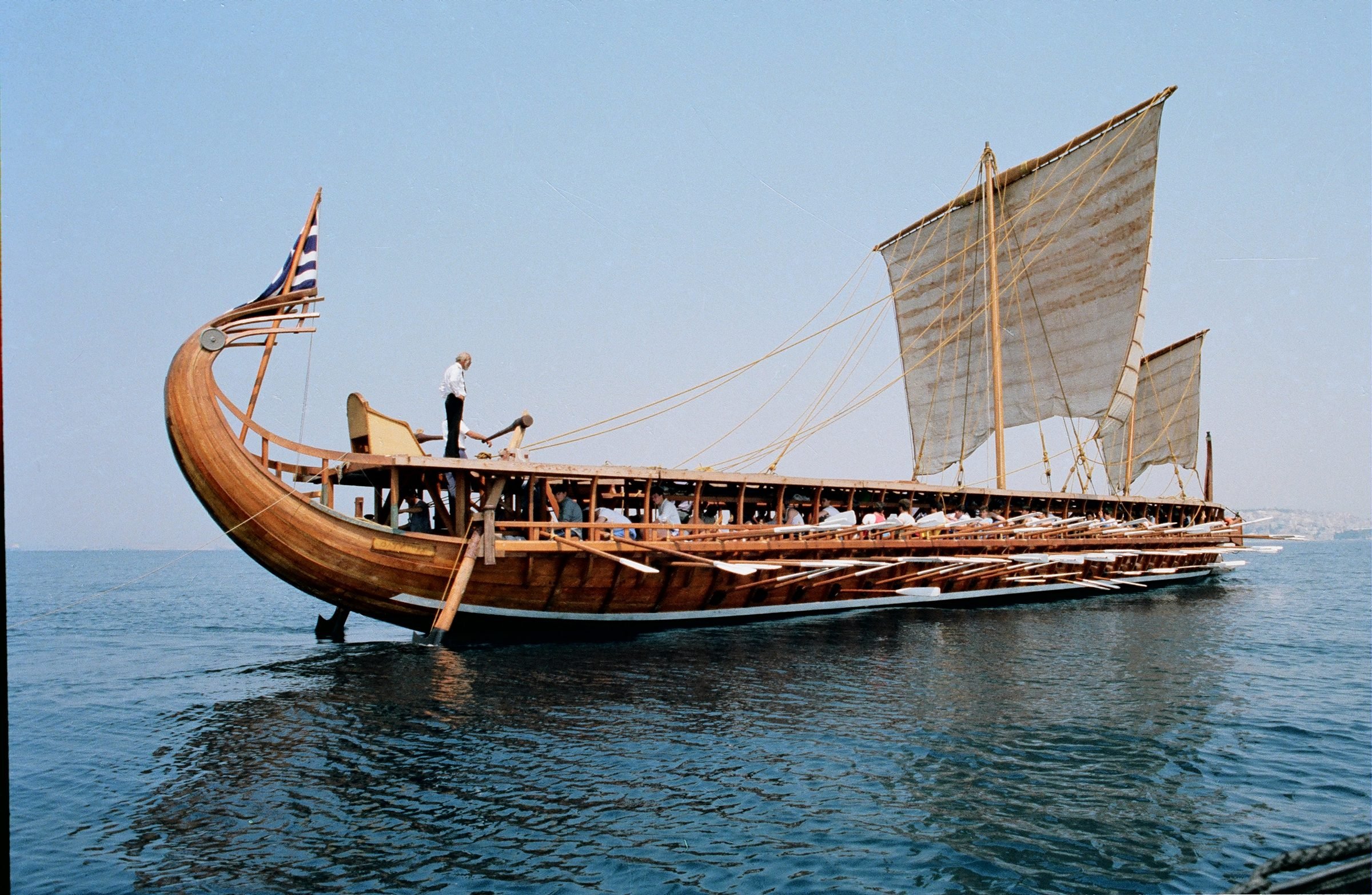 Как назывались греческие корабли. Греческая трирема. Трирема корабль Рим. Триера корабль в древней Греции. Древнегреческий корабль трирема.