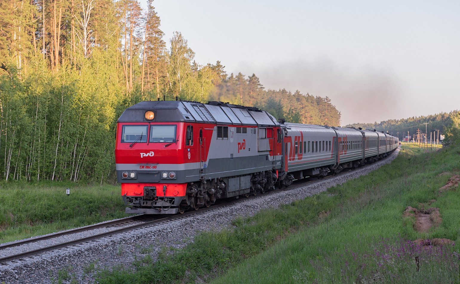 Средний поезд. Тэп70бс-195. Тэп70бс с грузовым поездом. Тэп70 195. ТЭП 70 БС фото.