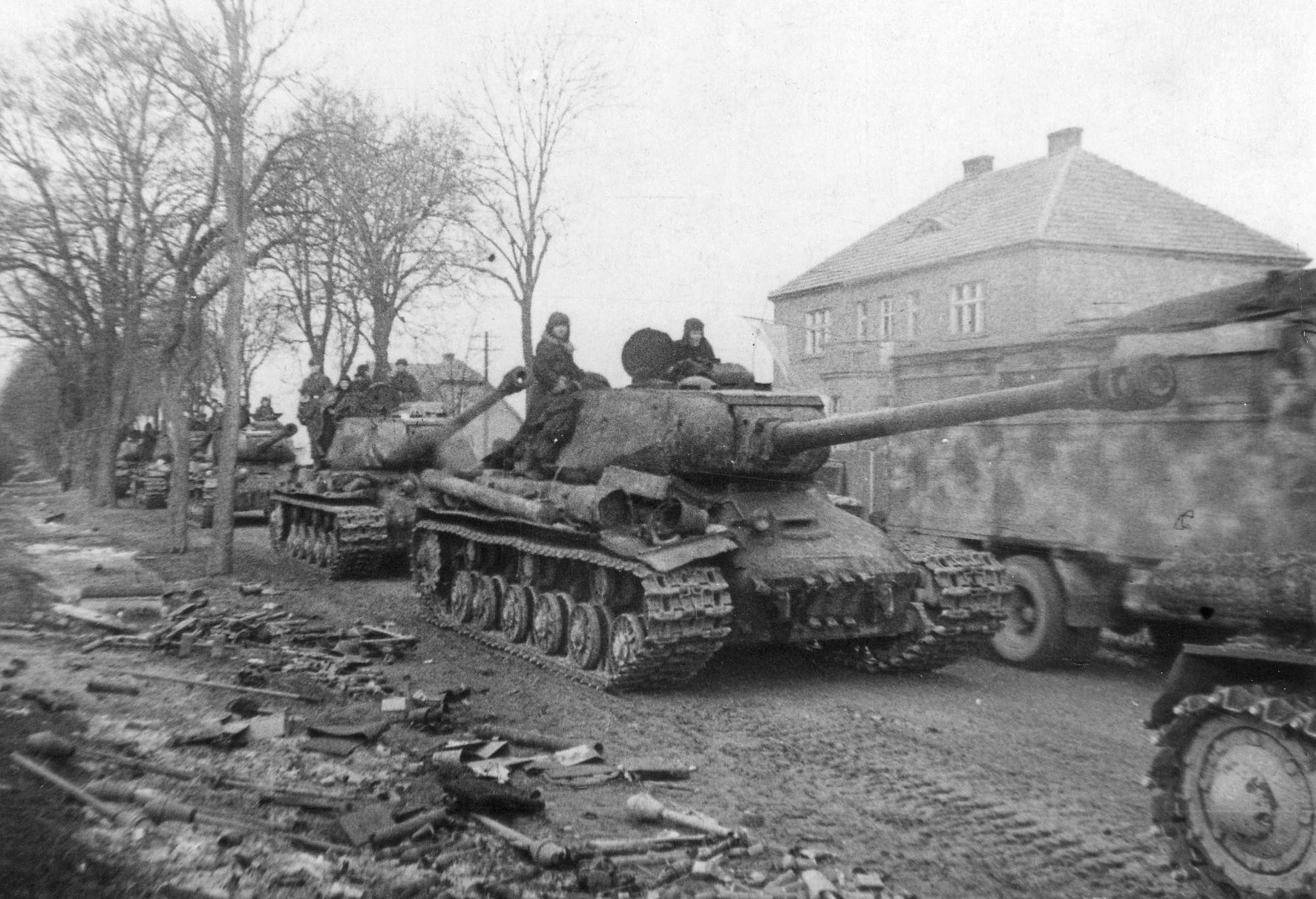 Танк войны ис. Танк ИС-2 1945. Освобождение Восточной Пруссии 1945. ИС-2 В Берлине.