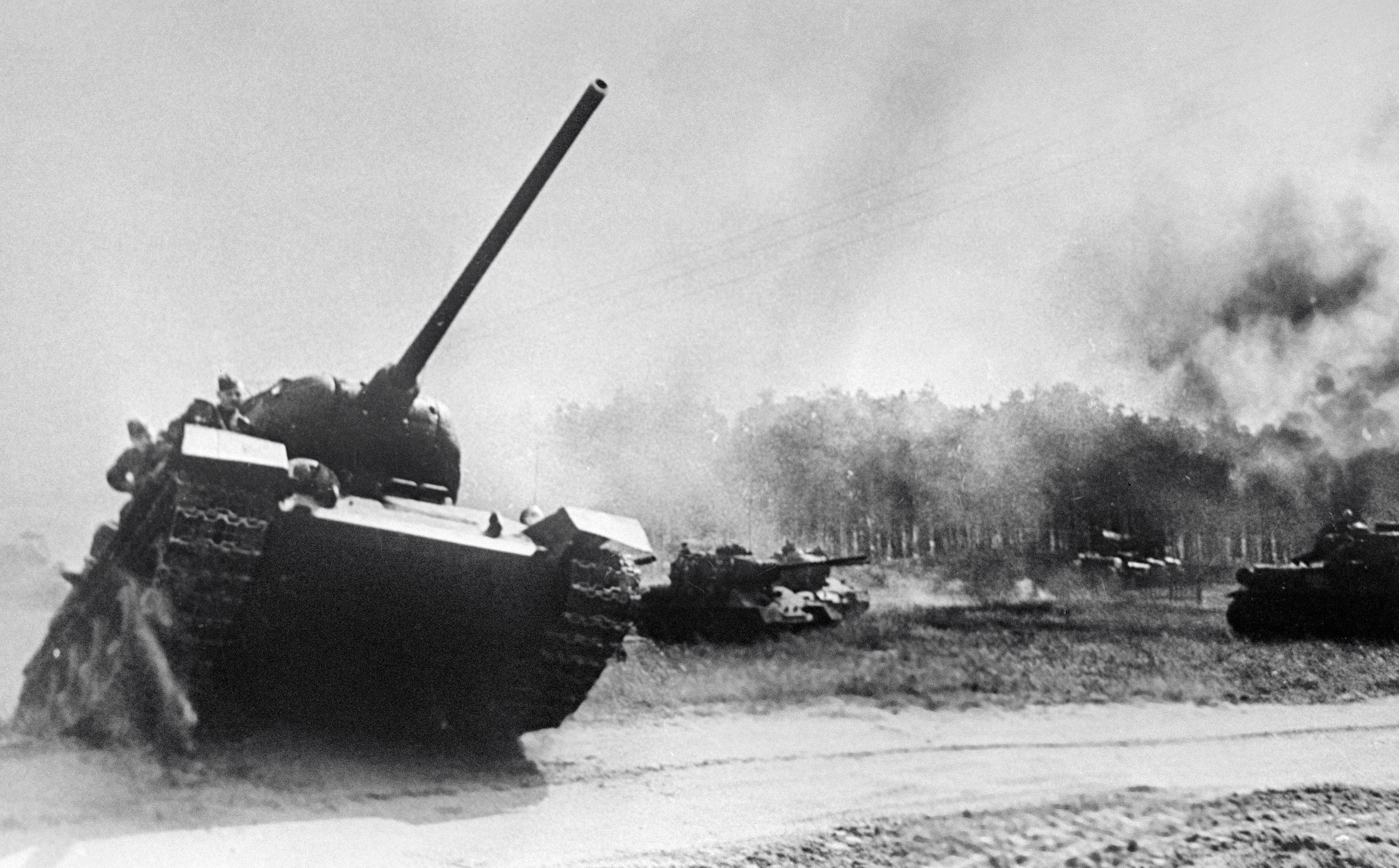 Танки нападение. Танки ВОВ 1941-1945. Танк т 34 в боях в ВОВ. Атака танков ВОВ 1941. Танк т-34 в бою.