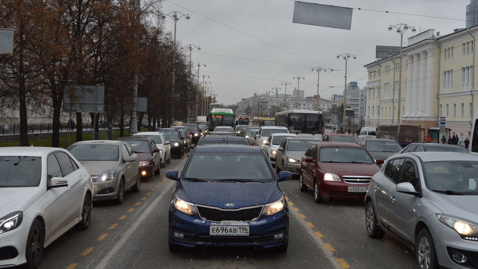 Машины в екатеринбурге. Пробки в Екатеринбург на Ленина. Машины Екатеринбург. Пробки ЕКБ. Пробка на дороге.