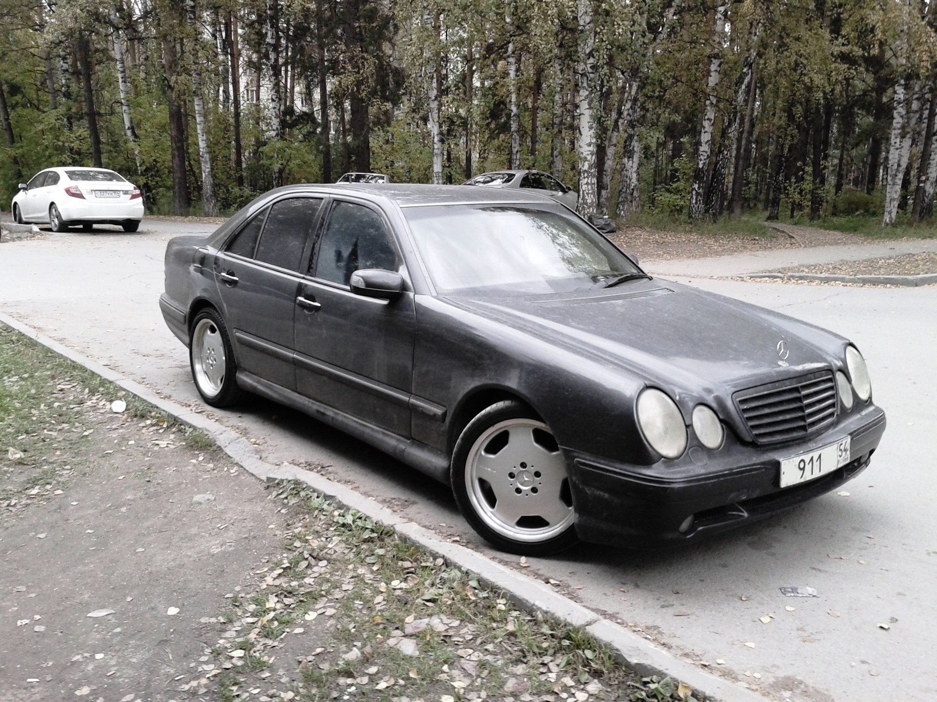 Мерседес лупатый. Mercedes w210 лупатый. Мерседес лупатый 210. Мерседес w210 черный. Мерседес лупатый 210 АМГ черный.