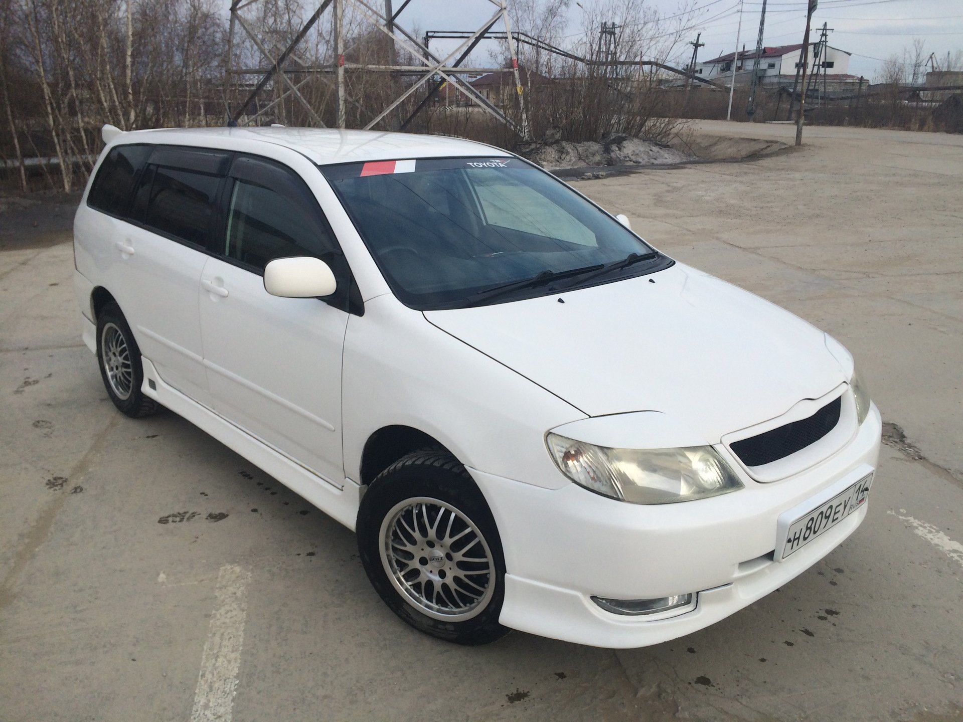 Филдер владивосток. Toyota Corolla Fielder белый. Тойота Филдер белый 2004 на обвесах. Тойота Филдер белая. Филдер белый 2003.