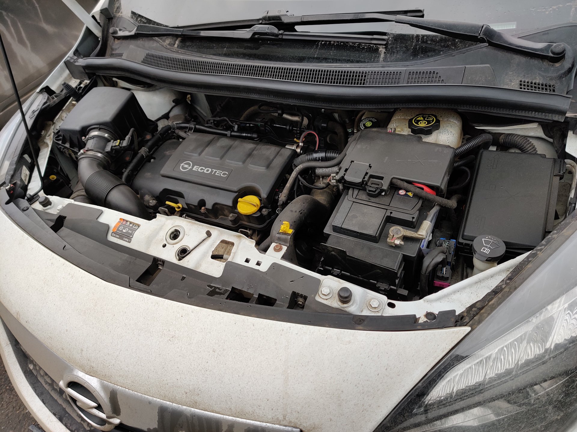 Двигатель мерива б. Opel Meriva 2008 под капотом. Опель Зафира 2008 подкапотное. Опель Мерива а под капотом. Опель Мерива 1.4 2013 аккумулятор.