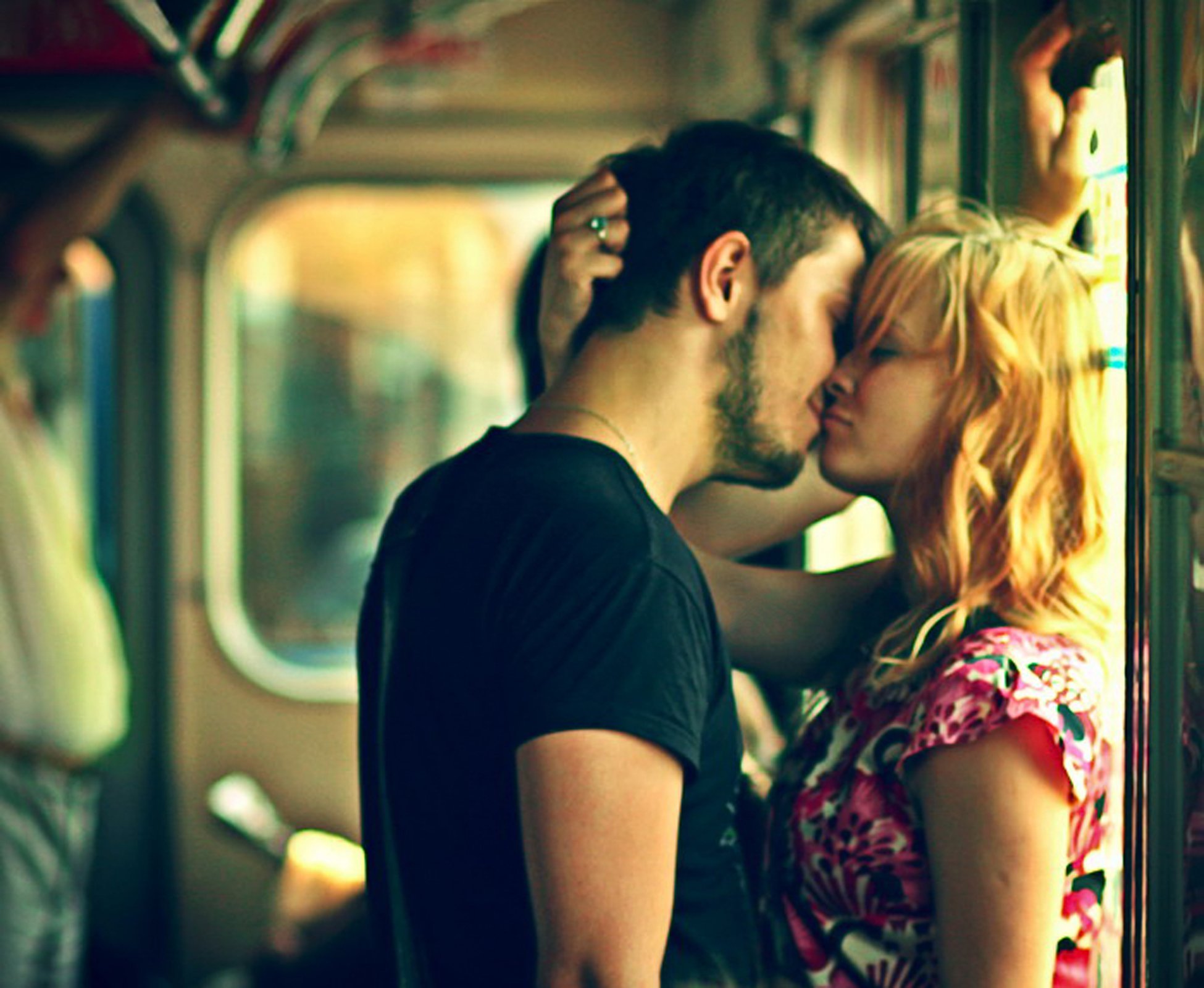 Поцелуй в трамвае