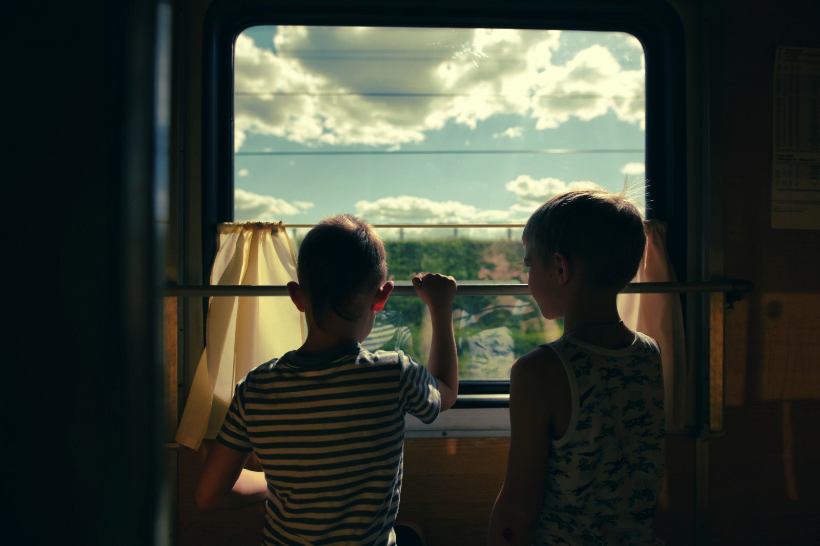 Едет братик. Поезда для детей. Путешествие с детьми на поезде. Окно поезда. Про поезда для мальчиков.