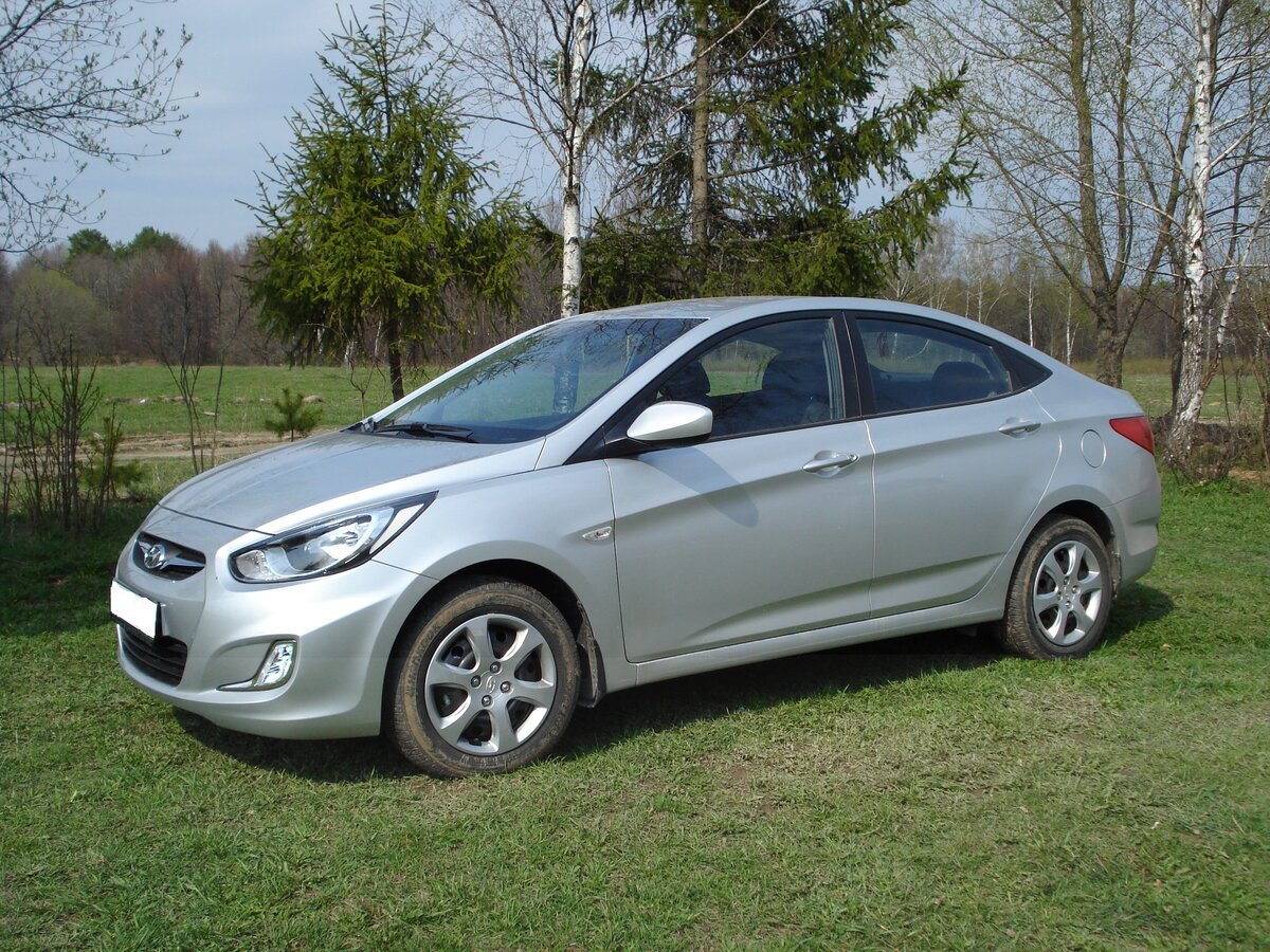 Хендай серебристая фото. Hyundai Solaris, 2011 серебристый. Hyundai Solaris 2013 серебристый. Хендай Солярис 2011 серебристый. Хендай Солярис 2012 серебристый.