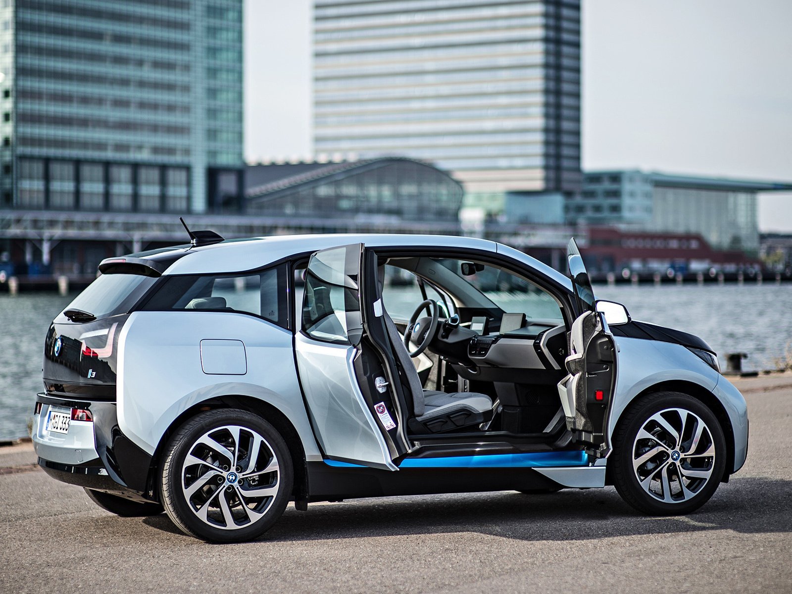 Электрокары BMW i8