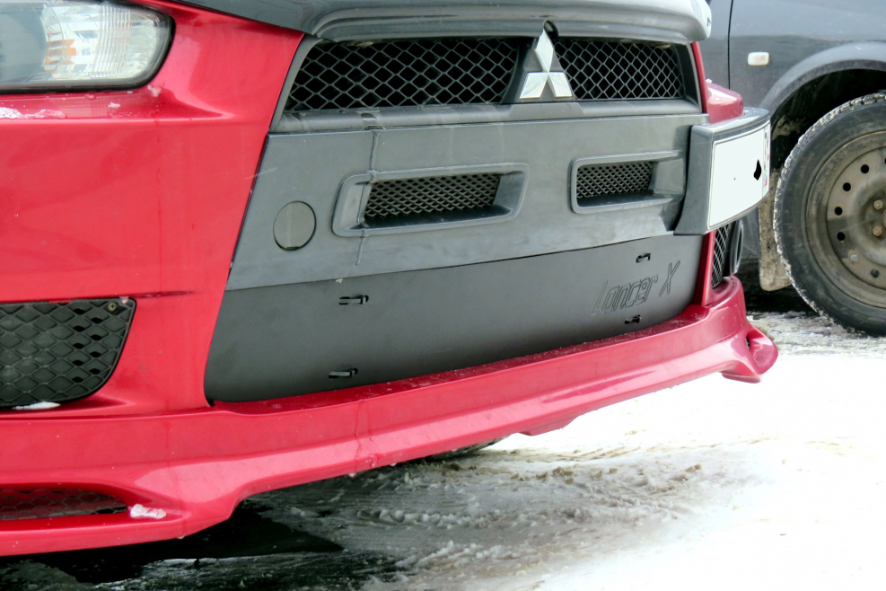 Mitsubishi Lancer 10 с решеткой