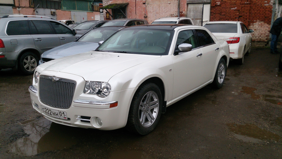 Chrysler 300c белый седан