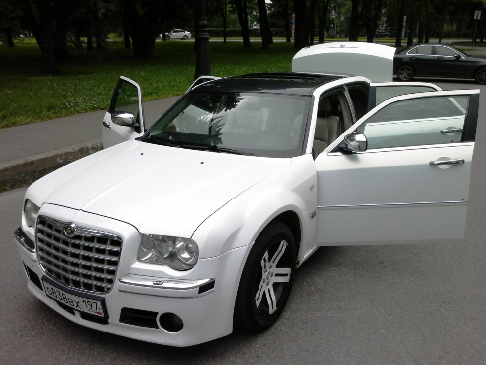 Крайслер 300с белый
