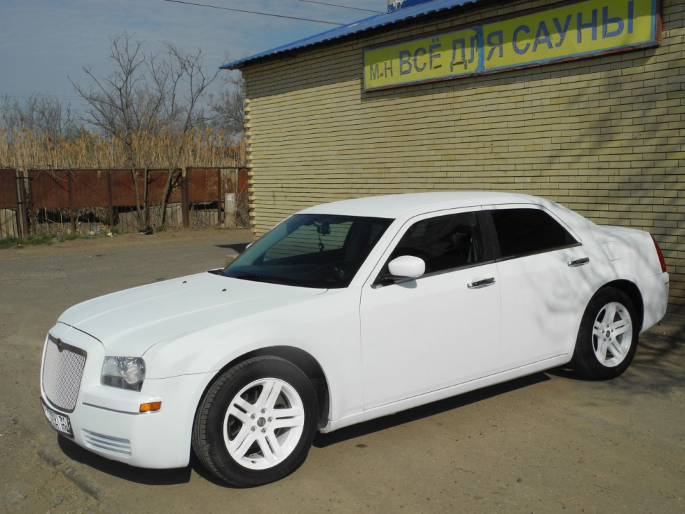Chrysler 300c белый