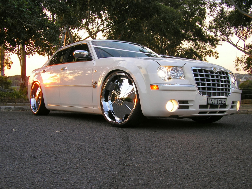 Chrysler 300c белый седан