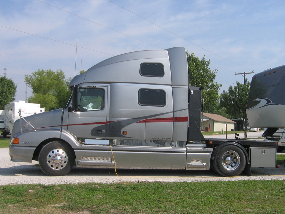 Бензовоз Volvo VNL
