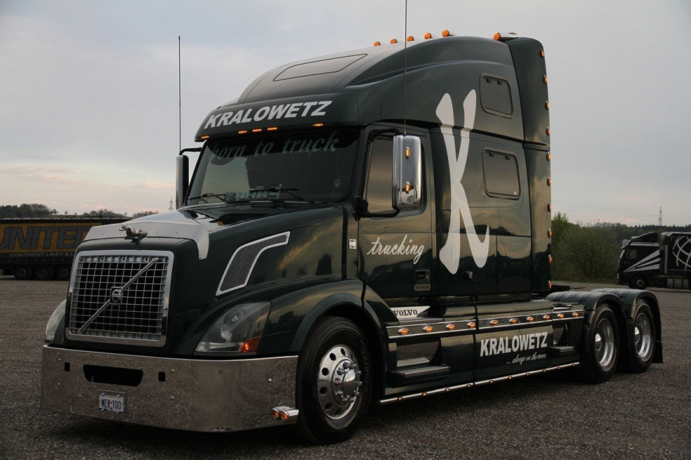 Volvo VNL Black