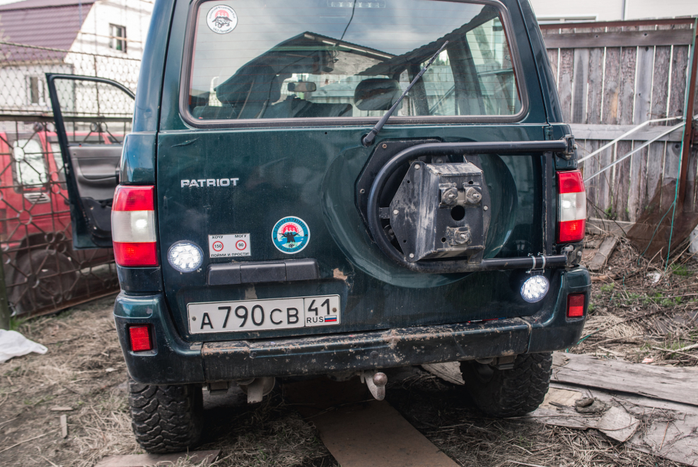 УАЗ 3163 вид сзади