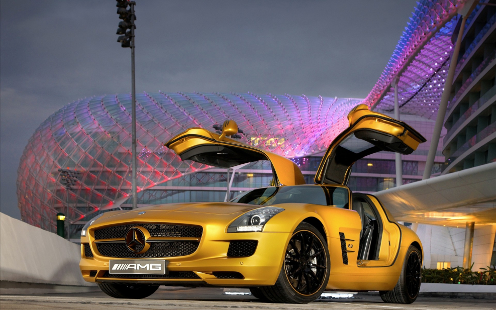 Золотой Mercedes-Benz SLS AMG.