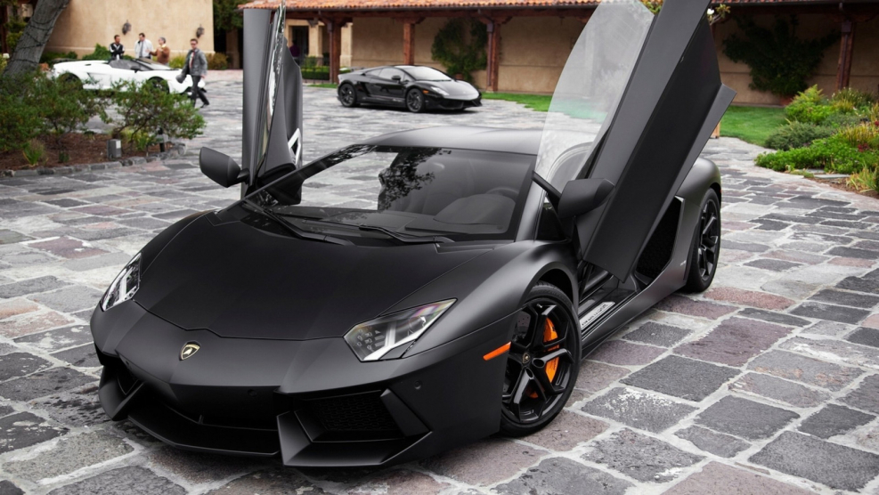 Lamborghini Aventador черный