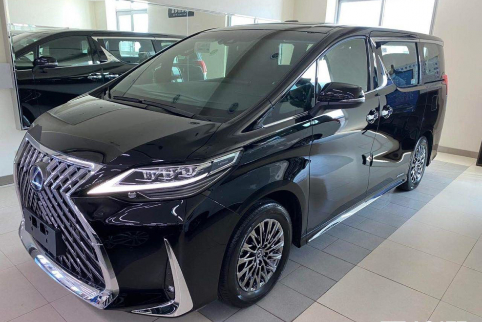 Lexus lm300h салон