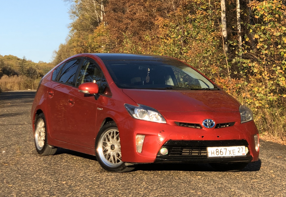 Prius Toyota белая вид спереди