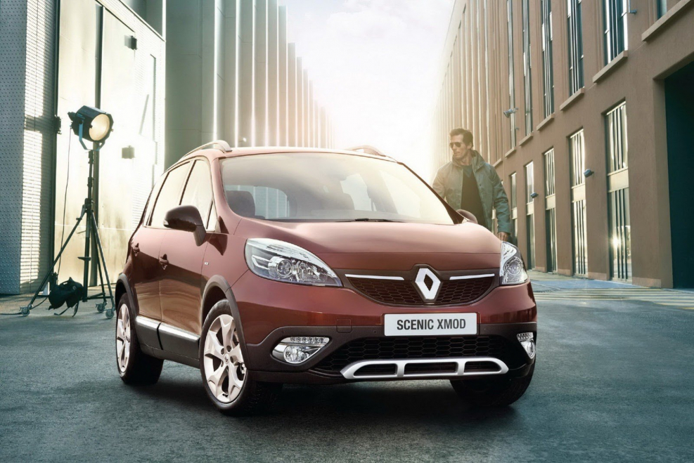 Машина марка Renault Scenic