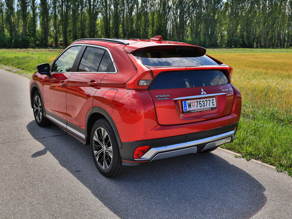 Мицубиси Eclipse Cross 1.5 сзади