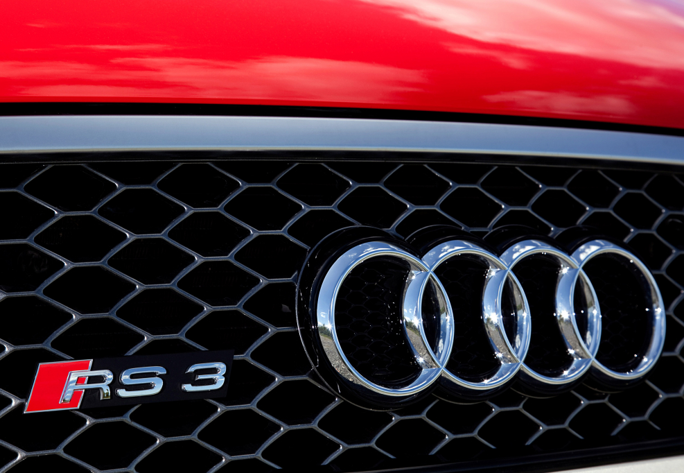 Audi значок на машине