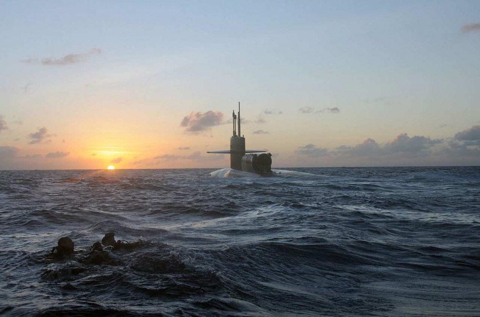 Море с подводной лодкой