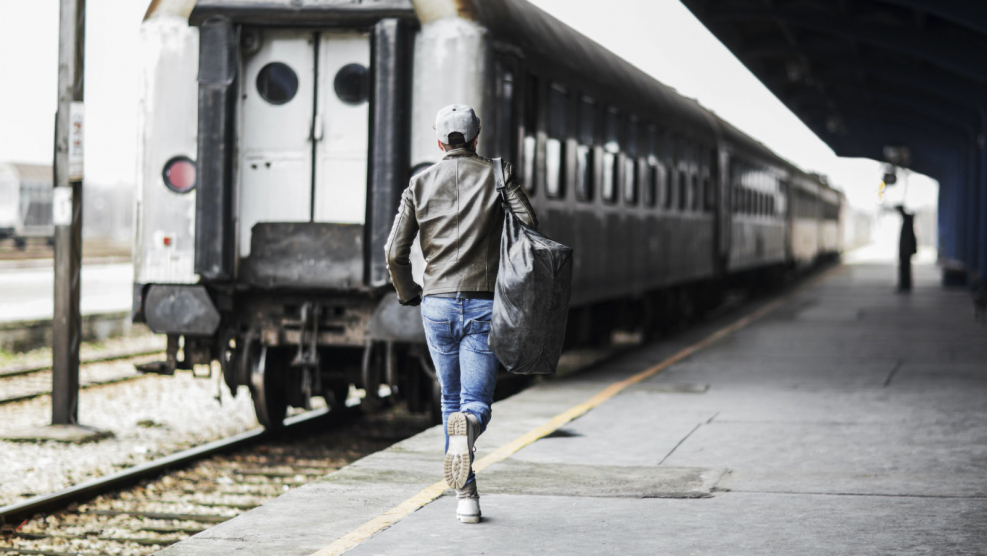 Фото человека которого переехал поезд