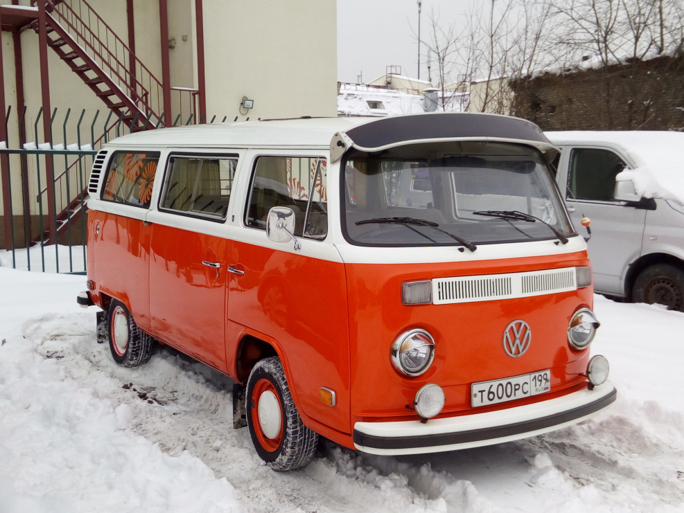 Volkswagen Transporter t2 с человеком рядом