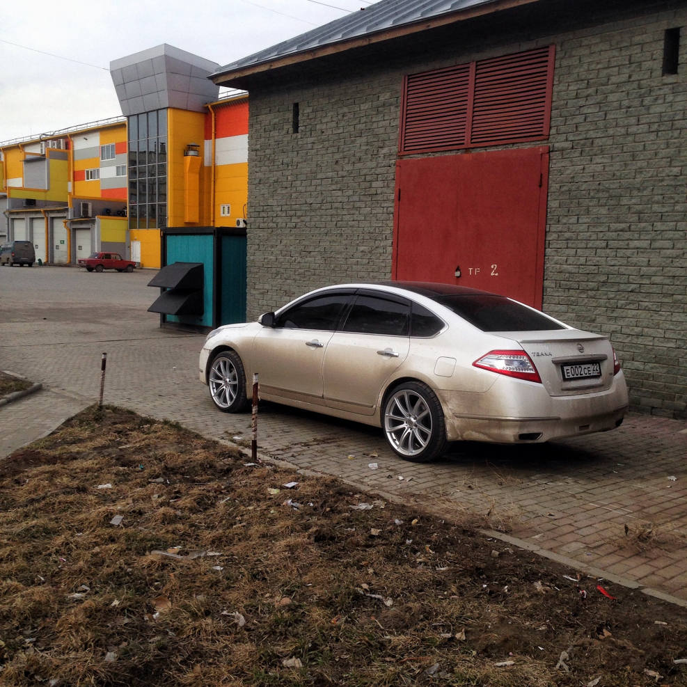 Nissan Teana r20