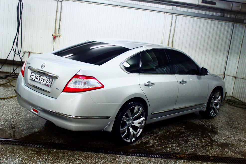 Nissan Teana серебристая литьё r20