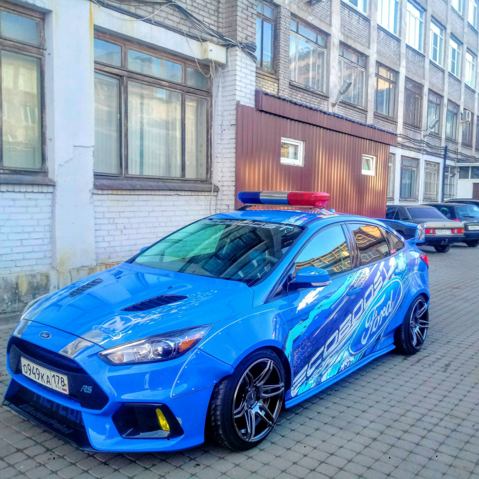 Ford Focus с синими мигалками