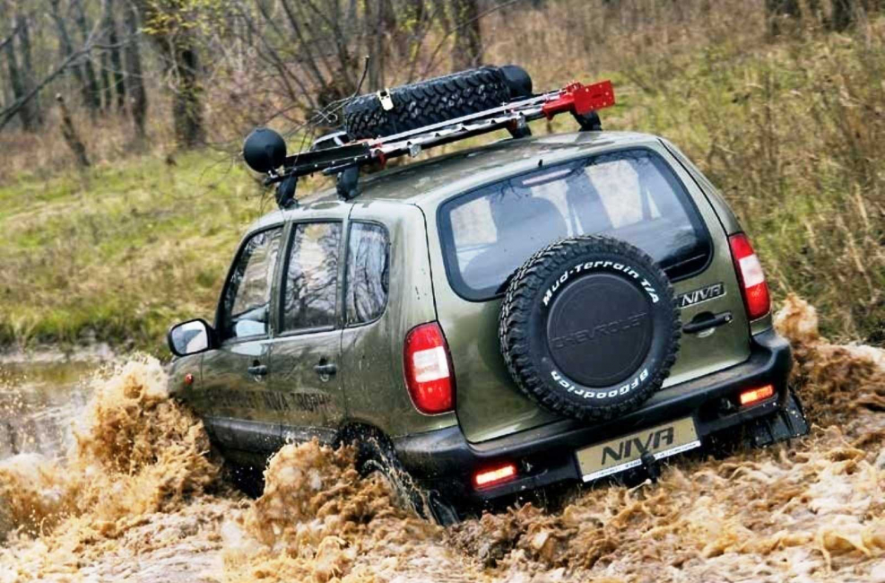 Chevrolet Niva белая Offroad