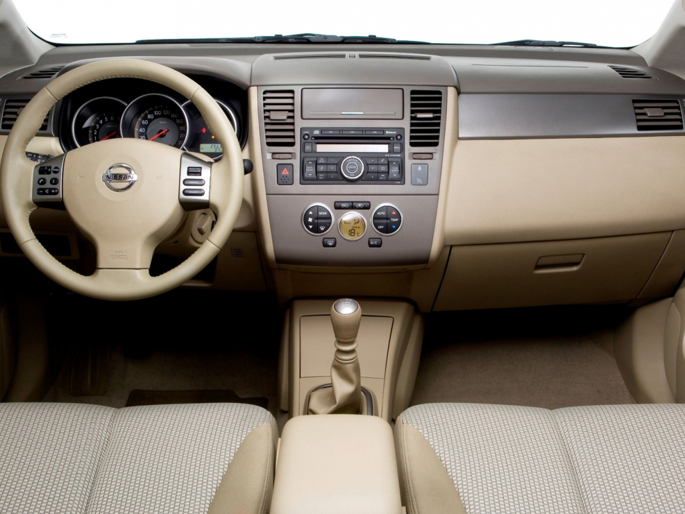 Nissan Tiida 2008 седан салон