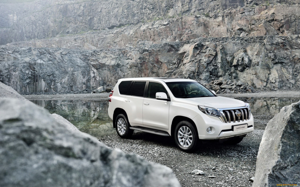 Toyota Land Cruiser 200 белый