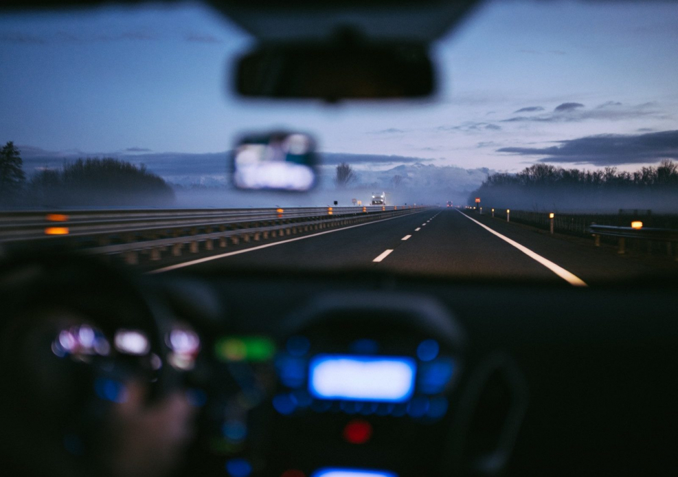 Машина ночью на дороге