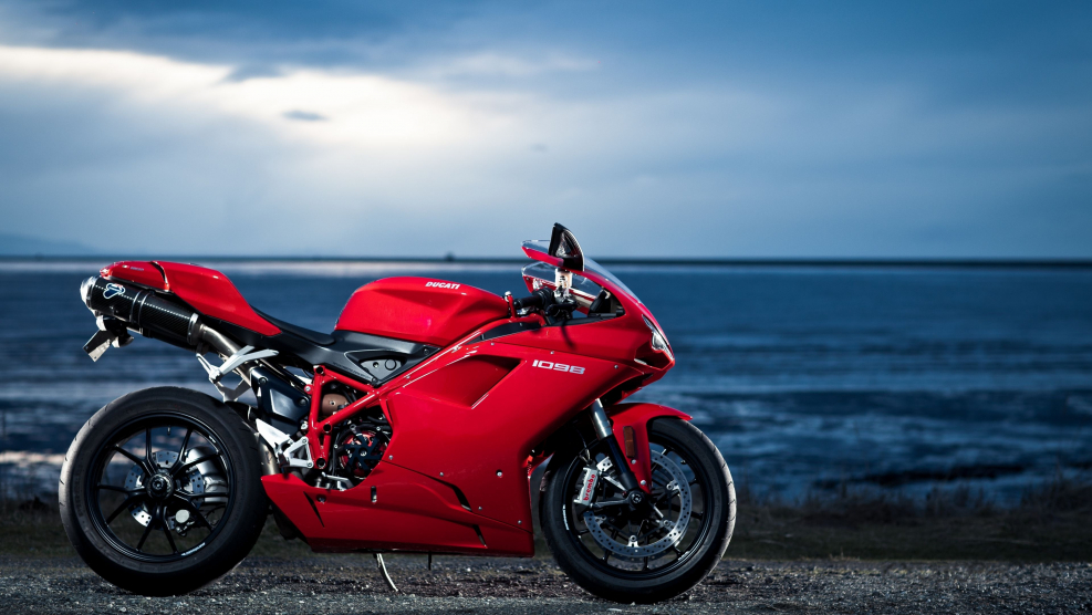 Мотоцикл Ducati красный