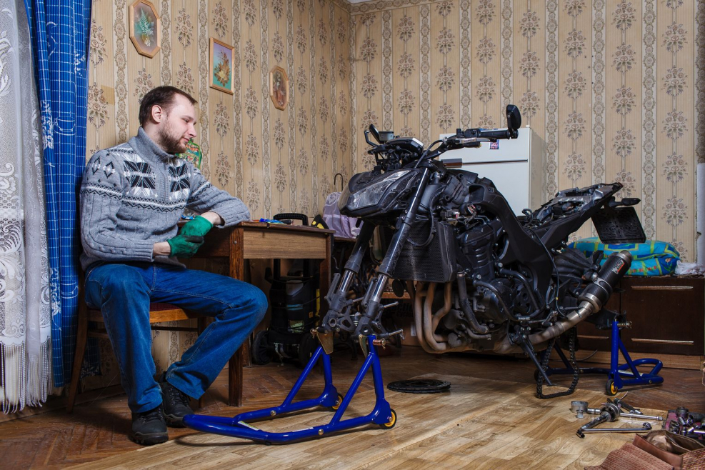Мотоцикл в квартире зимой