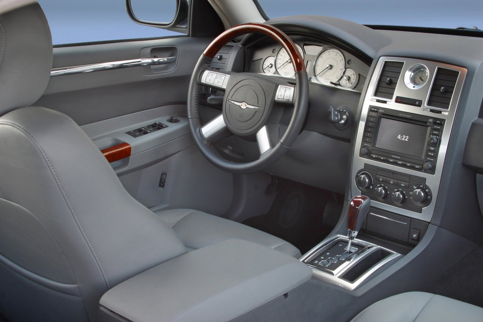 Chrysler 300c 2005 салон