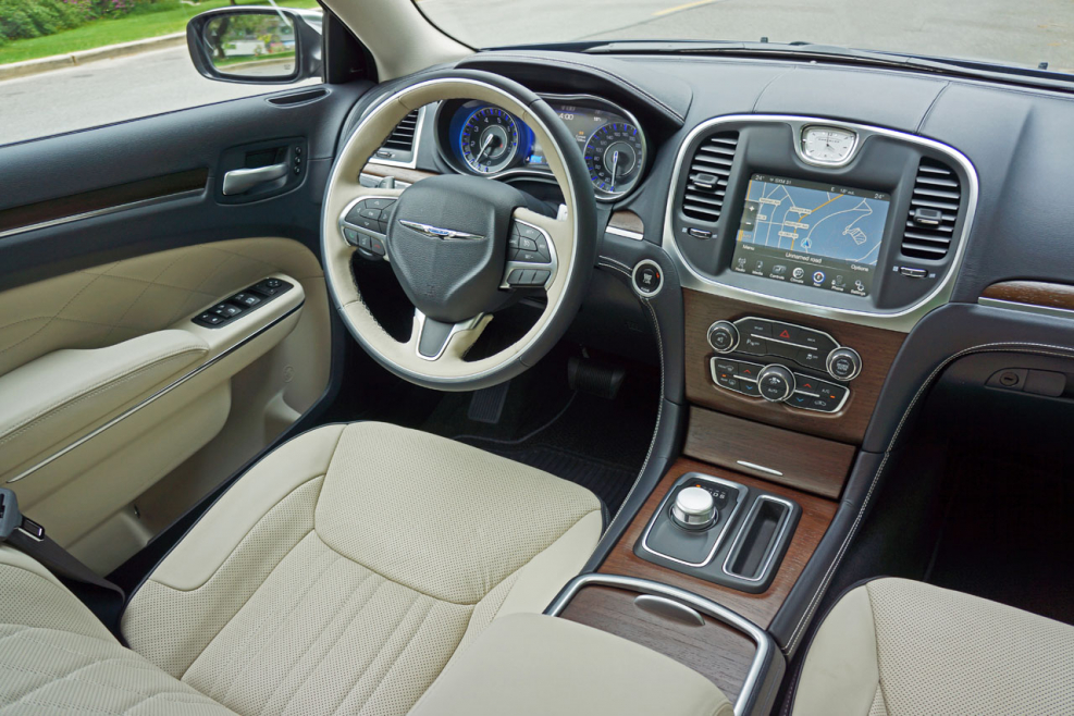Chrysler 300c 2011 салон