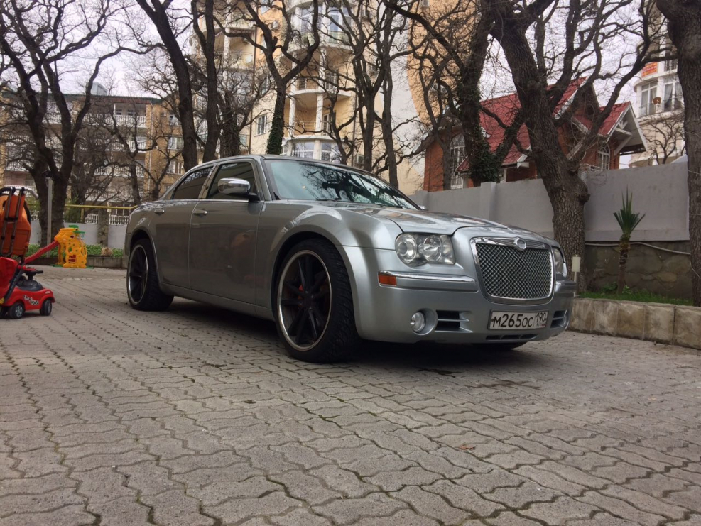 Chrysler 300c srt8 серебристый Москва
