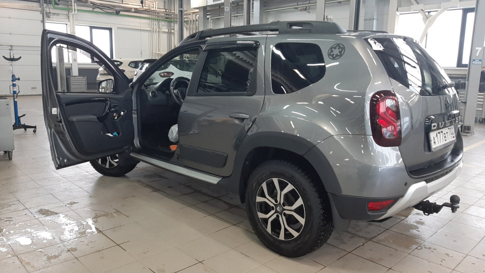 Renault Duster серый металлик